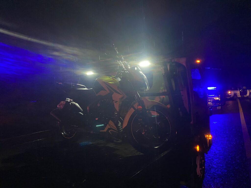 Muere motociclista tras chocar con un auto en la Acapulco-Zihuatanejo