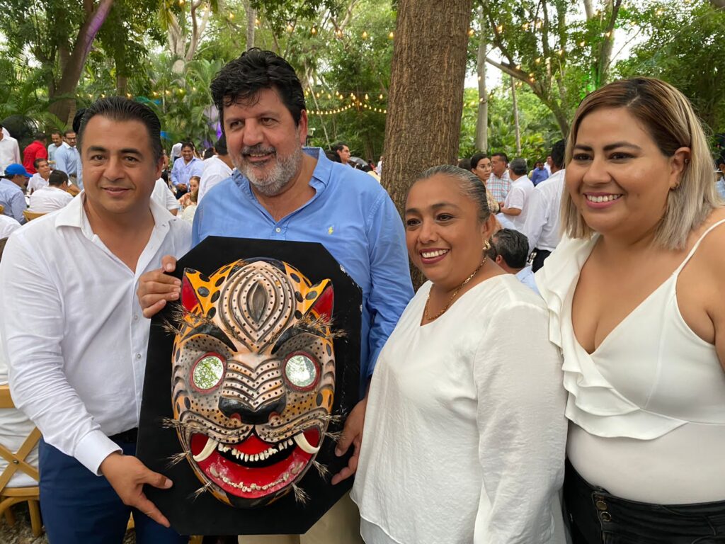 Alejandro Bravo Celebra su cumpleaños en Zihuatanejo