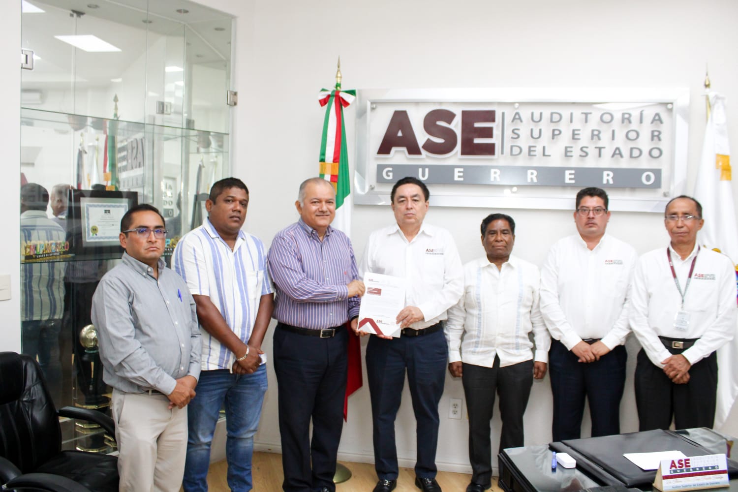 Recibe titular de SEFINA, Raymundo Segura constancia de la presentación del informe financiero semestral 2023