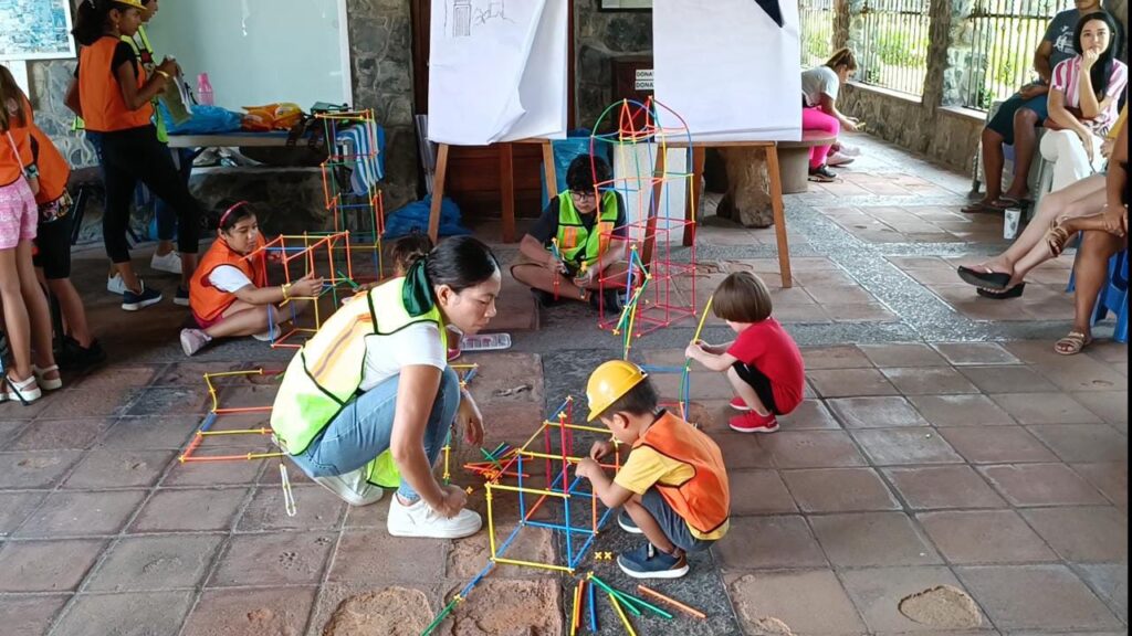 A través del juego niños y niñas buscan su vocación profesional