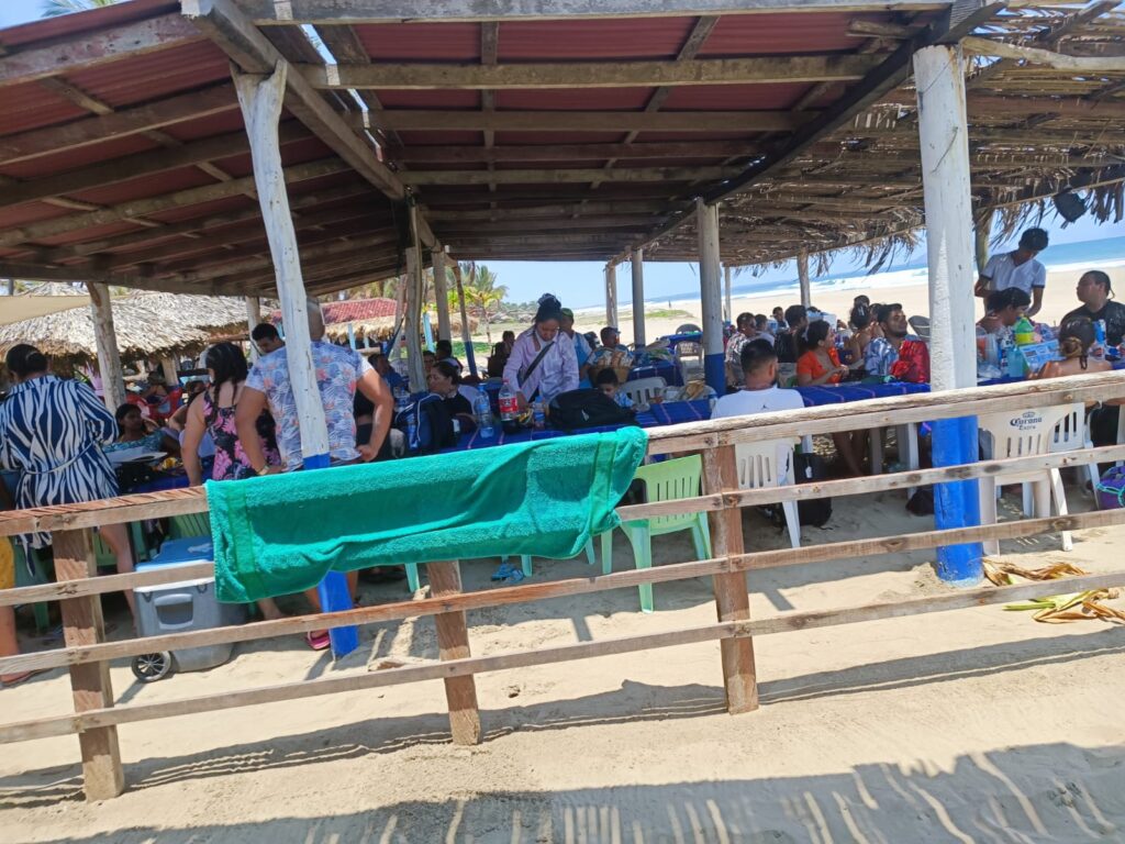 Aumenta la ocupación en mesas de restaurantes en playa Larga