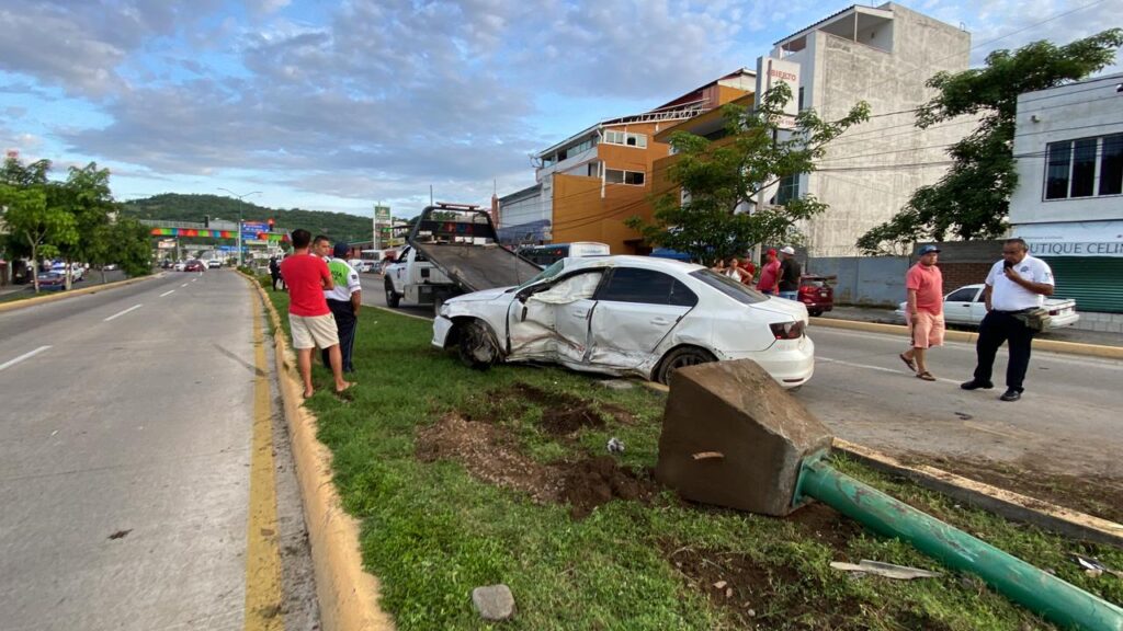 Vehículo volcó tras chocar contra otro coche en Paseo de Zihuatanejo