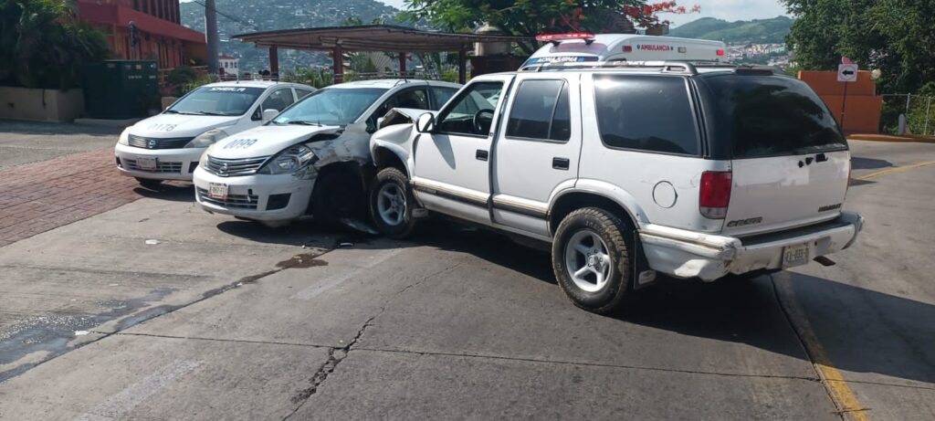 Camioneta se estampa con un taxi en la carretera escénica de La Ropa