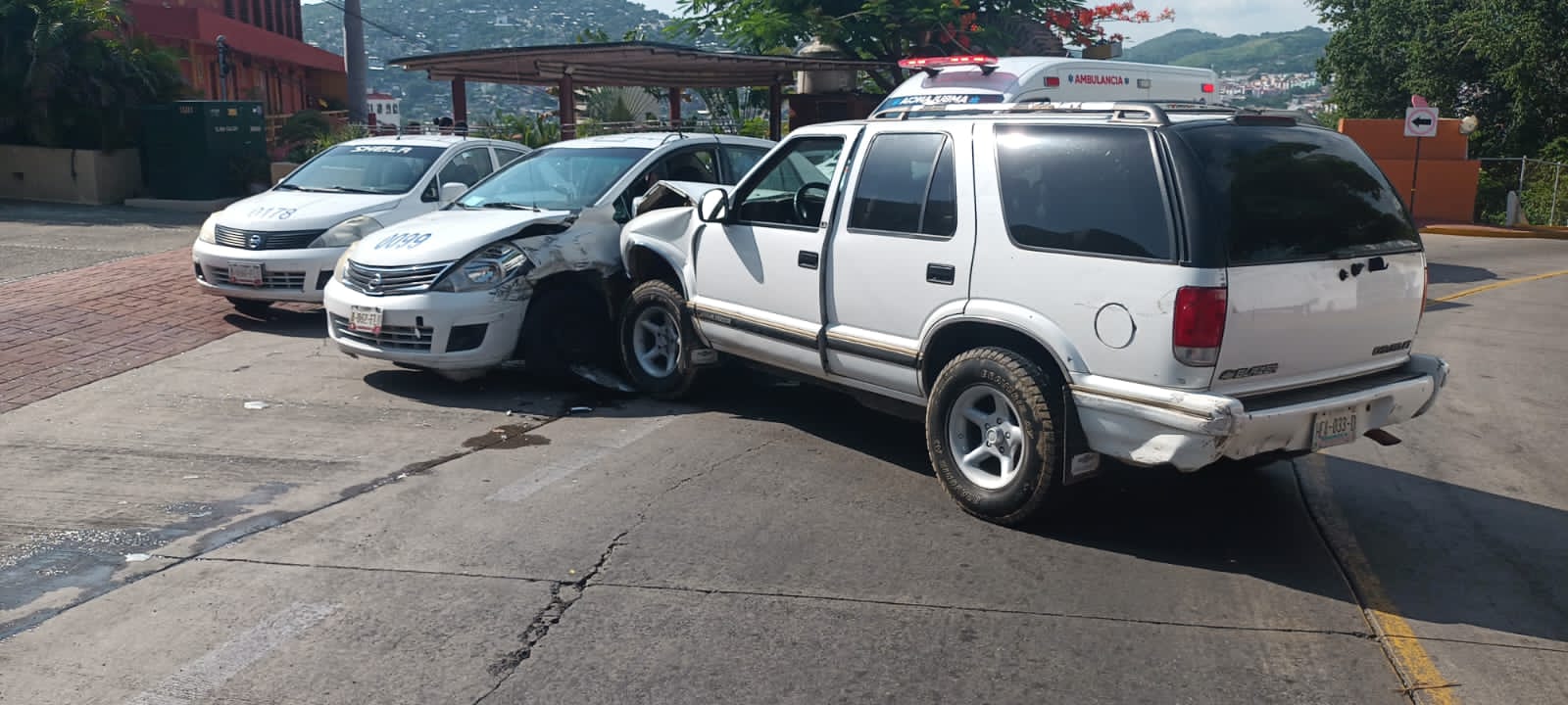 Camioneta se estampa con un taxi en la carretera escénica de La Ropa