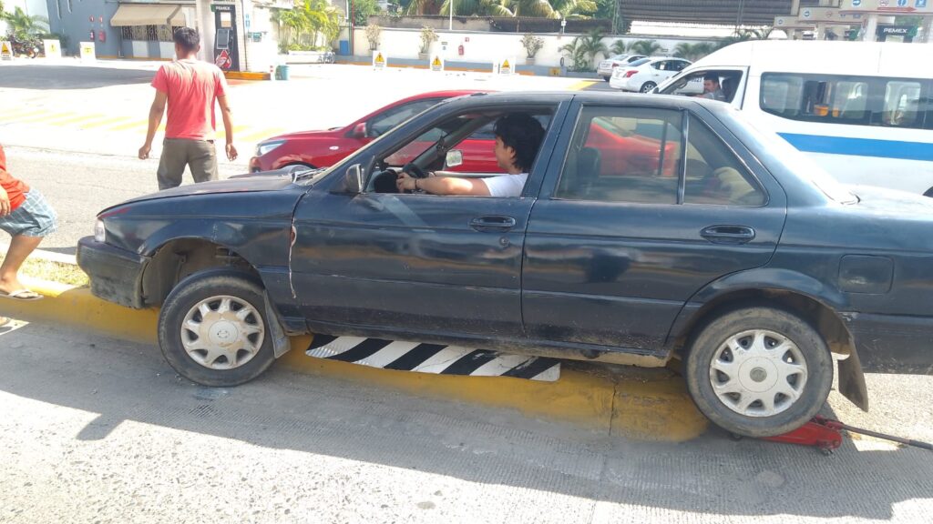 Vehículo choca contra la guarnición en Paseo de Zihuatanejo