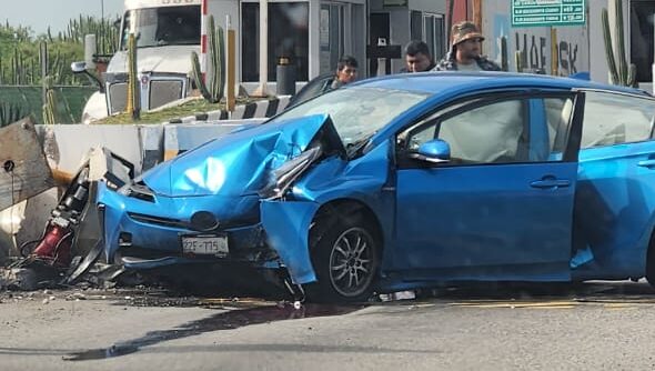 Vehículo se estampa contra un muro en la caseta de Las Cañas