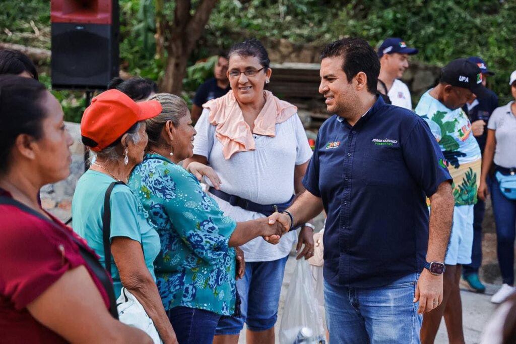 Presidente Jorge Sánchez Allec sube a colonia Convergencia para inaugurar andador 20