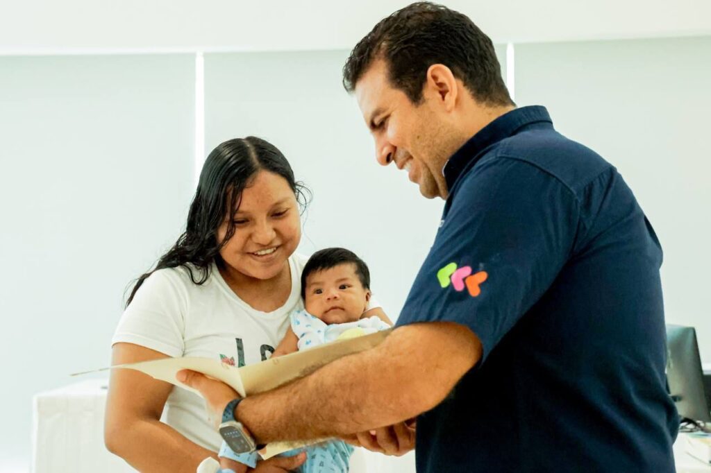 Jorge Sánchez Allec y Lizette Tapia entregan actas de nacimiento gratuitas a decenas de niños