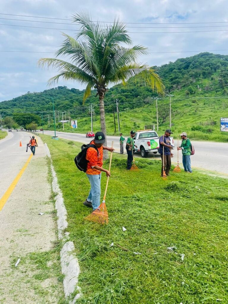 Gobierno de Jorge Sánchez Allec sigue redoblando esfuerzos en la limpieza de Zihuatanejo