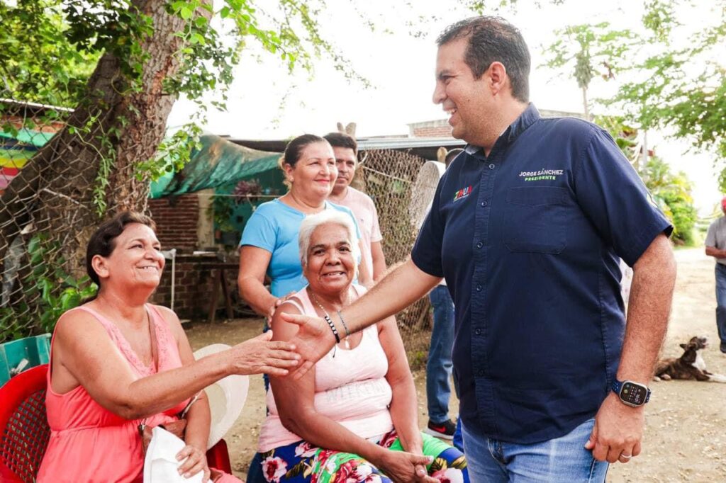 Más familias de El Coacoyul beneficiadas con electrificación entregada por alcalde Jorge Sánchez Allec