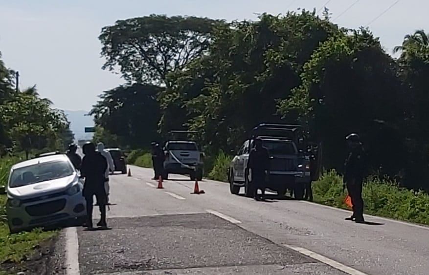 Encuentran sin vida a joven mujer a un costado de carretera en Tecpan.