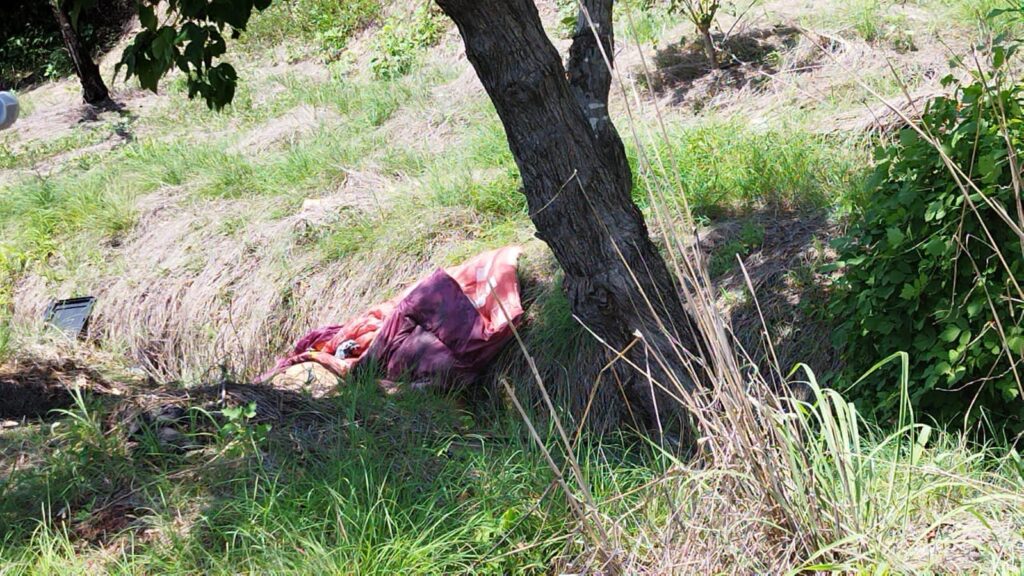 En Acapulco… Tiran a una barranca a un hombre ejecutado envuelto en una cobija