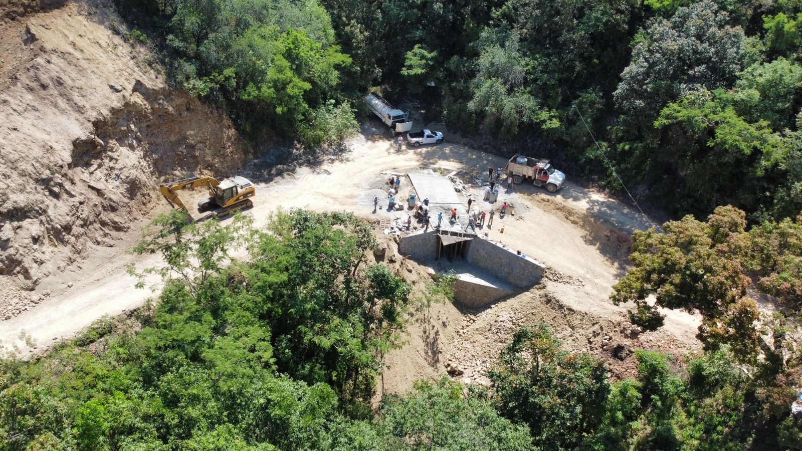 Continúa pavimentación del camino Hueyitlalpan-Almolonga