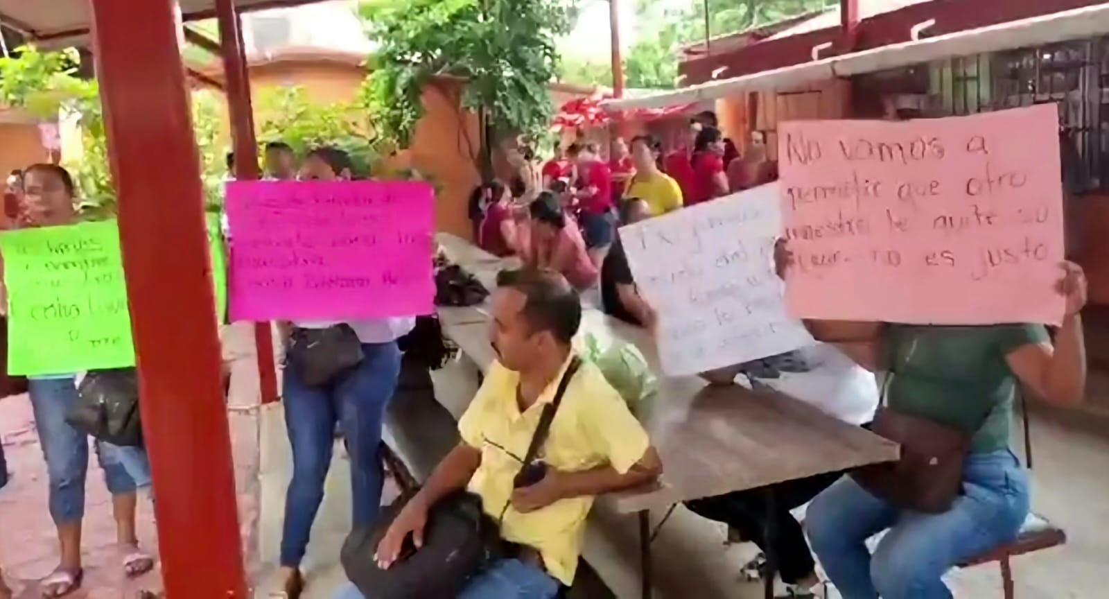 Se manifiestan padres de familia dentro de una escuela de Tecpan