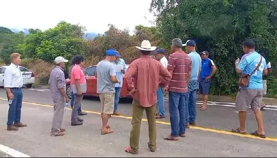 Amenazan con bloqueo en la carretera federal Acapulco-Zihuatanejo