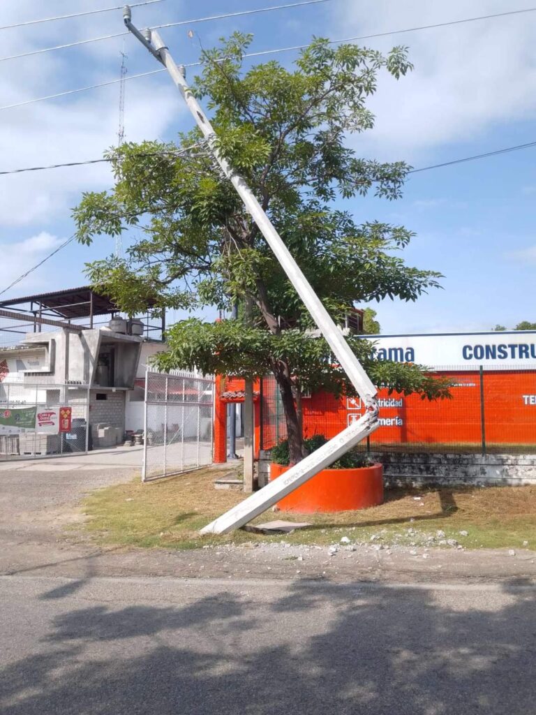 Accidente daña poste de luz en Atoyac