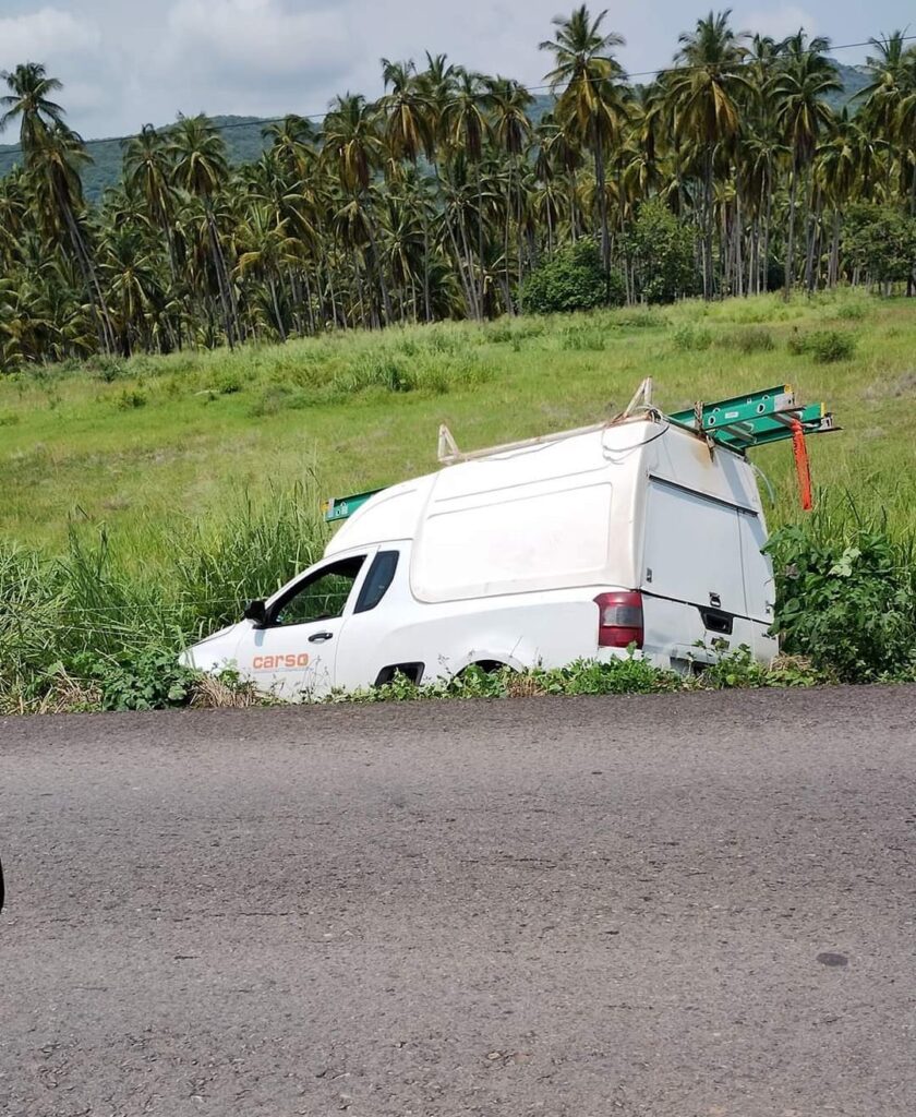 Camioneta se sale de la carretera federal Acapulco-Zihuatanejo