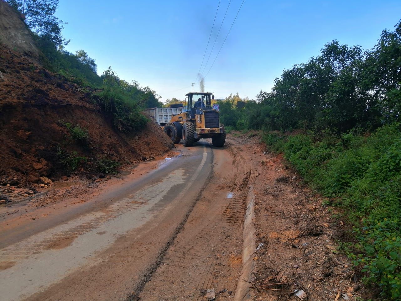 CICAEG brinda atención inmediata en el retiro de derrumbes en el municipio de Malinaltepec
