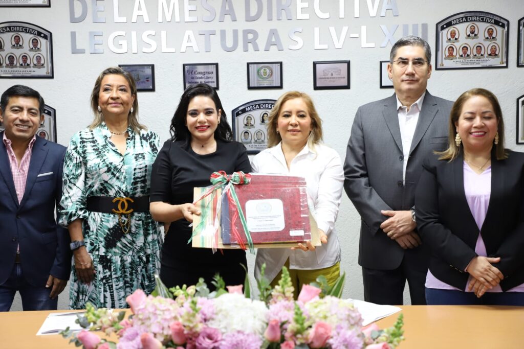 Realizan entrega-recepción de la mesa directiva del Congreso del Estado