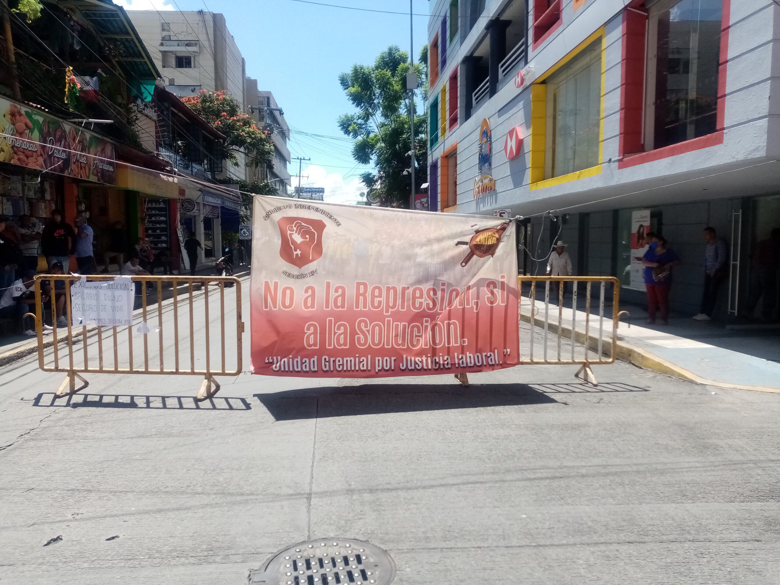 En Chilpancingo… Siguen el caos vial en el centro de la ciudad por el paro laboral indefinido