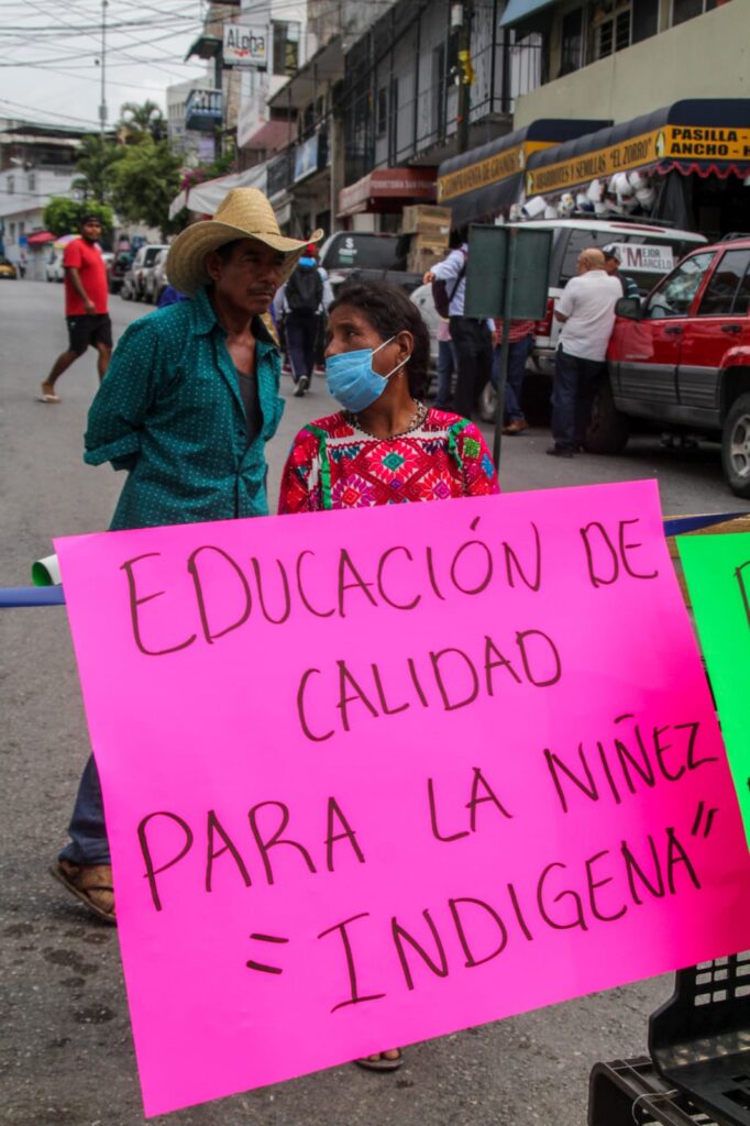 En Chilpancingo… Bloquean una avenida porque la SEG no recontrata maestros en Cochoapa