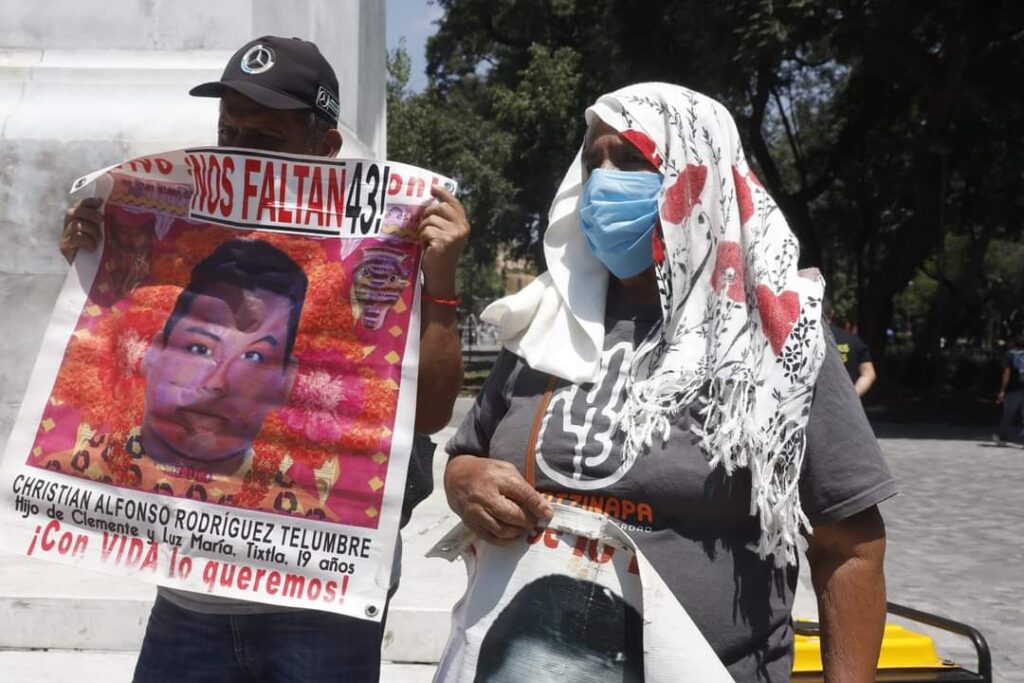 Padres de los 43 dan a conocer folios de documentos que la Sedena no transparenta