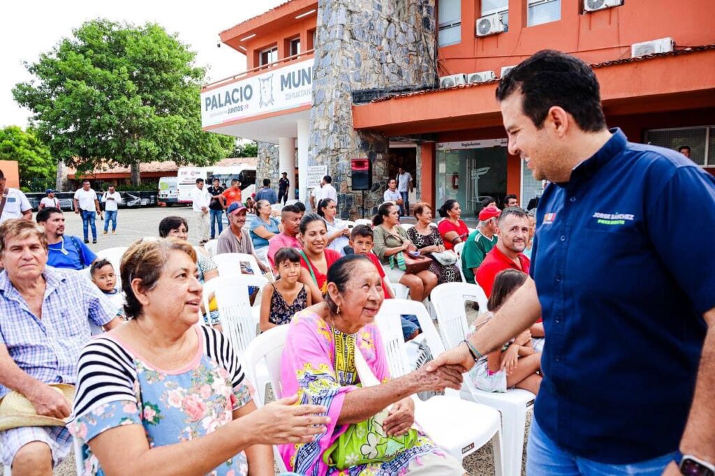 Alcalde Jorge Sánchez Allec y Lizette Tapia Castro entregan más apoyos de Camas en Alto