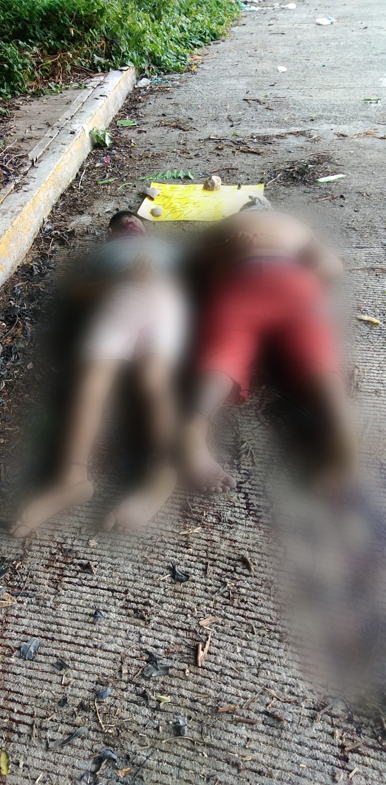 En Acapulco… Amarrados de pies, manos y amordazados ejecutan a dos hombres y les dejan cartulina