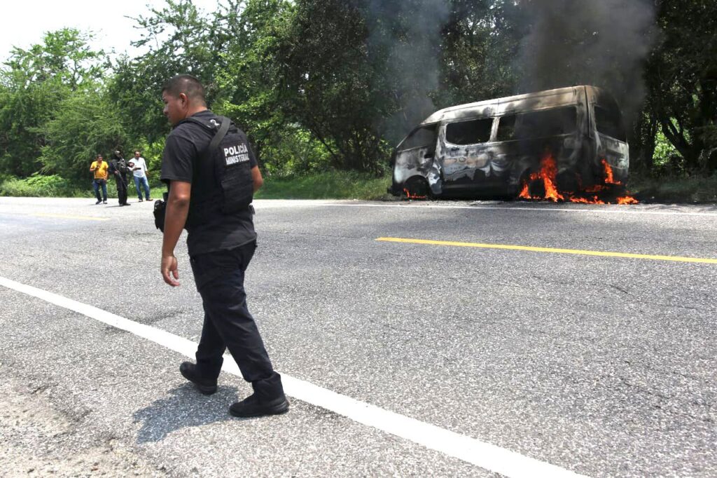 En la carretera federal Chilpancingo-Iguala… Incendian armados una urvan del servicio público, en Sabana Grande, Tepecoacuilco