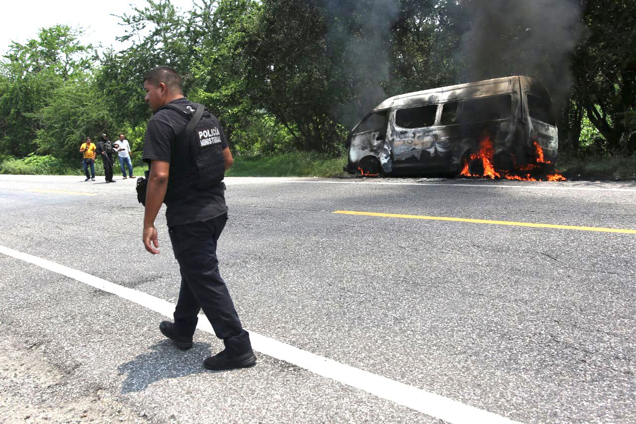 En la carretera federal Chilpancingo-Iguala… Incendian armados una urvan del servicio público, en Sabana Grande, Tepecoacuilco