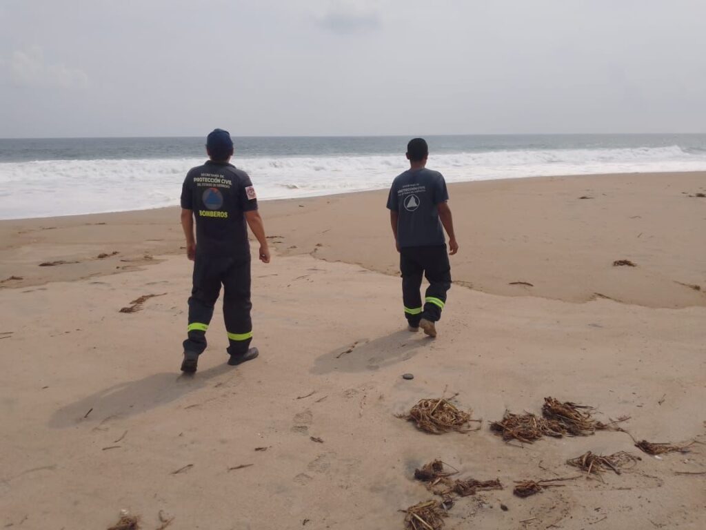 SGIRPCGRO refuerza vigilancia en playas del estado por presencia de alto oleaje a causa del fenómeno de mar de fondo