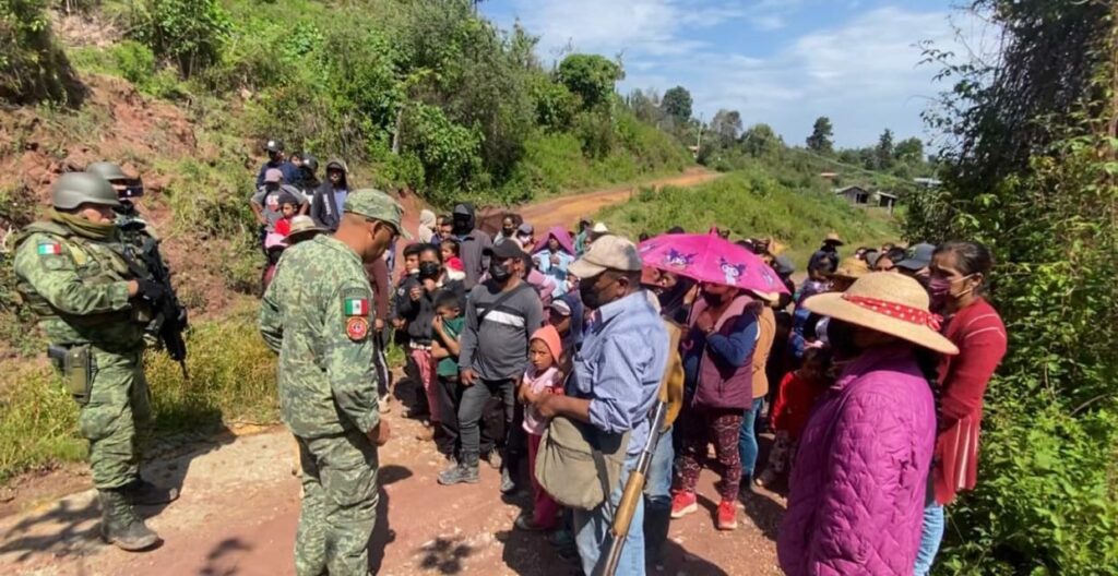 En San Miguel Totolapan… Impiden con una cadena humana que militares llegaran a Linda Vista