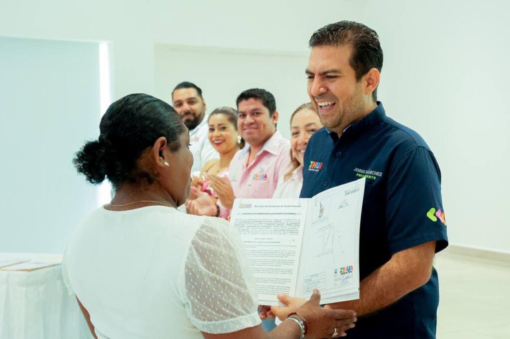 Alcalde Jorge Sánchez Allec entrega lotes regularizados de viviendas a 48 familias de Valle Grande