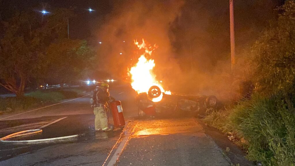 Auto en llamas tras volcadura en bulevar de Zihuatanejo 