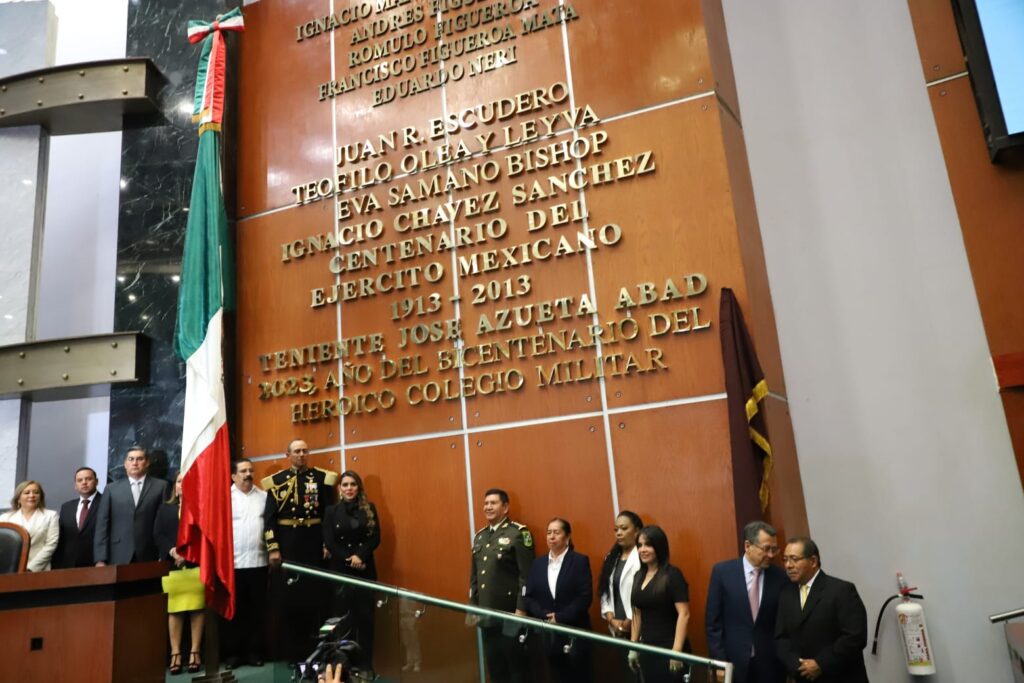 Develan letras doradas en el Congreso en honor a los 200 años del Heroico Colegio Militar