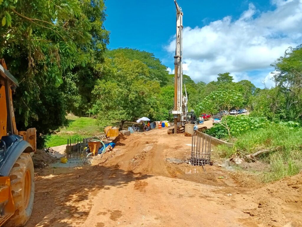Avanza construcción del puente vehicular Maxmadi en la Costa Chica
