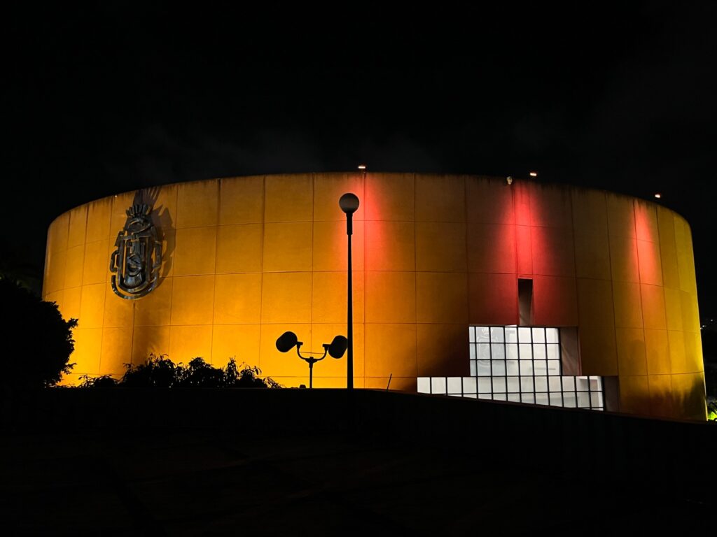 Iluminan en color dorado la sede del Congreso, en el mes de la concientización del cáncer infantil