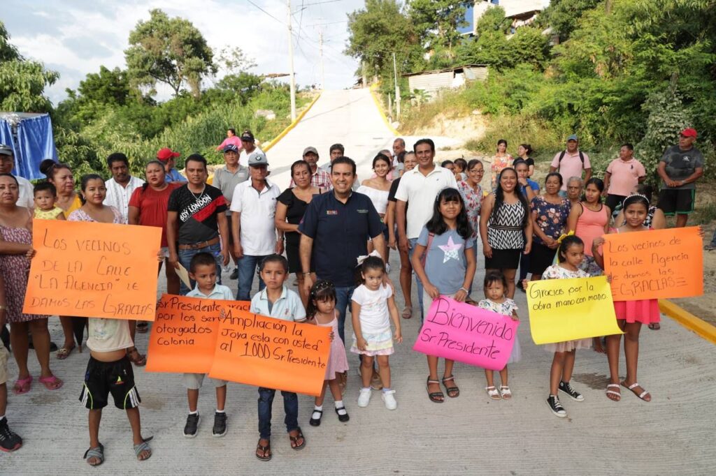 Presidente Jorge Sánchez Allec entrega calle pavimentada en colonia Ampliación La Joya