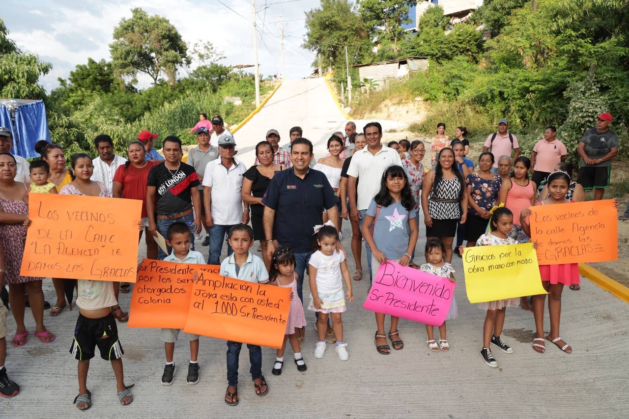 Presidente Jorge Sánchez Allec entrega calle pavimentada en colonia Ampliación La Joya