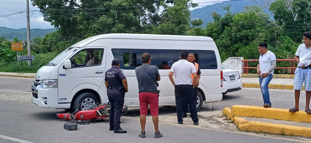 Accidente en moto deja daños materiales en Atoyac