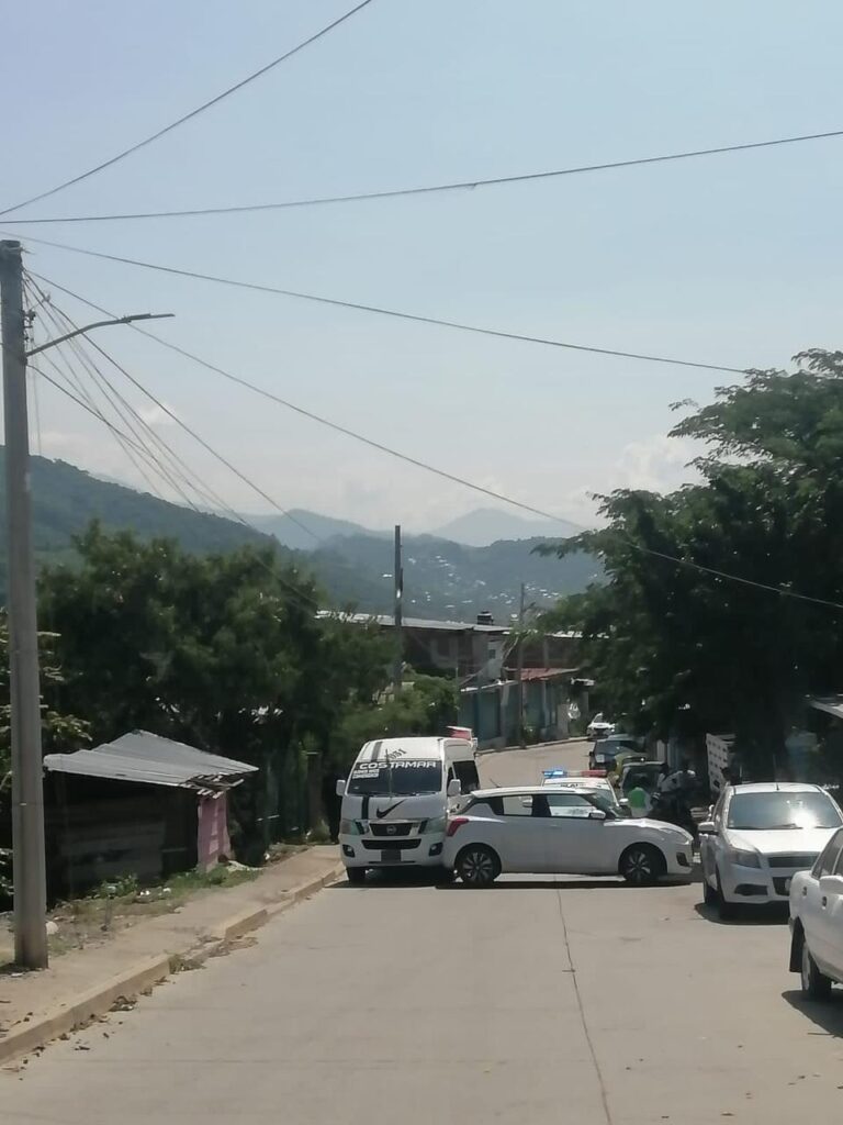 Urvan pasajera se impacta con auto que circulaba en reversa 
