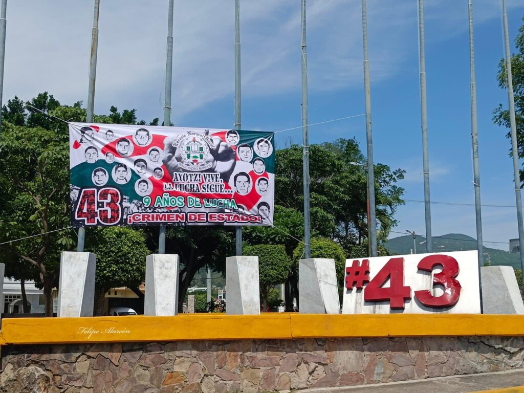 Normalistas reprochan a López Obrador la impunidad en el Caso Ayotzinapa