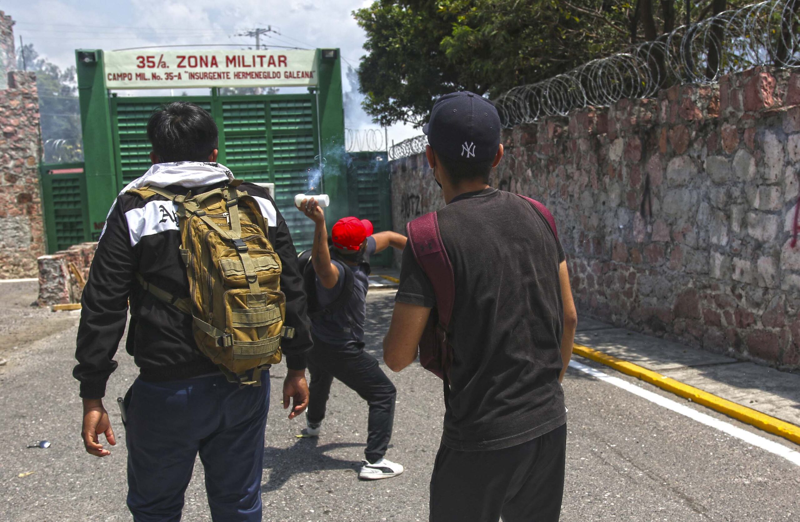 En Chilpancingo… Normalistas de Ayotzinapa atacan con explosivos la 35 Zona Militar