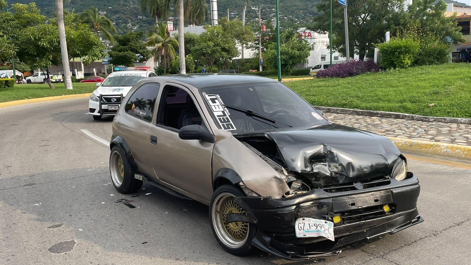 Vehículo choca detrás de otro coche en el retorno de la fuente del Sol, en Paseo de Zihuatanejo