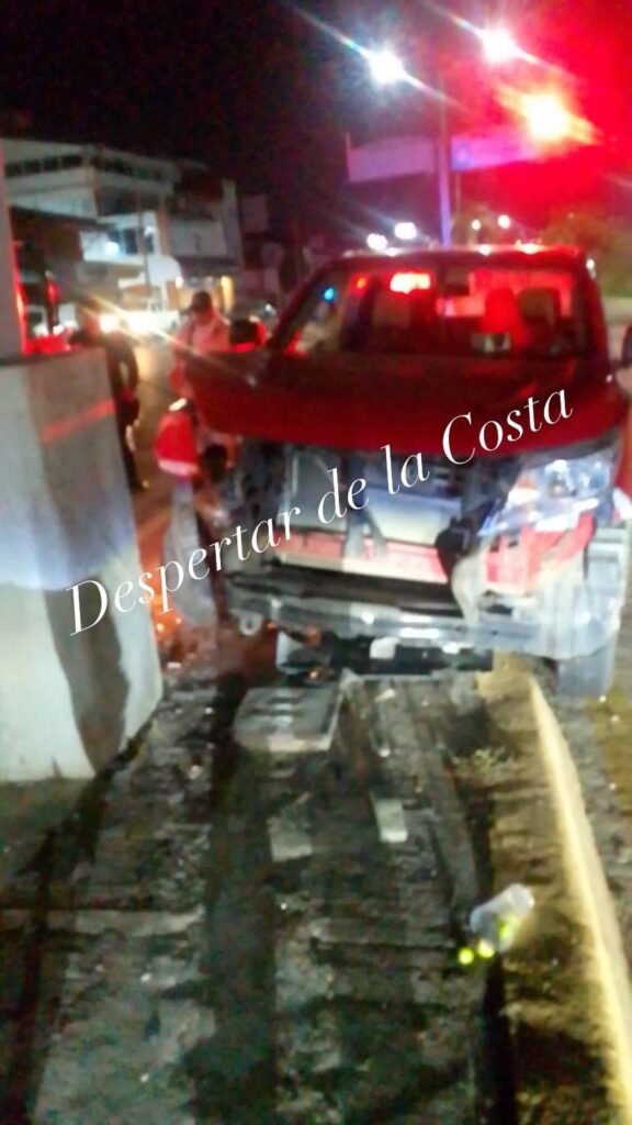 Camioneta se estampa contra una estructura de concreto en Paseo de Zihuatanejo