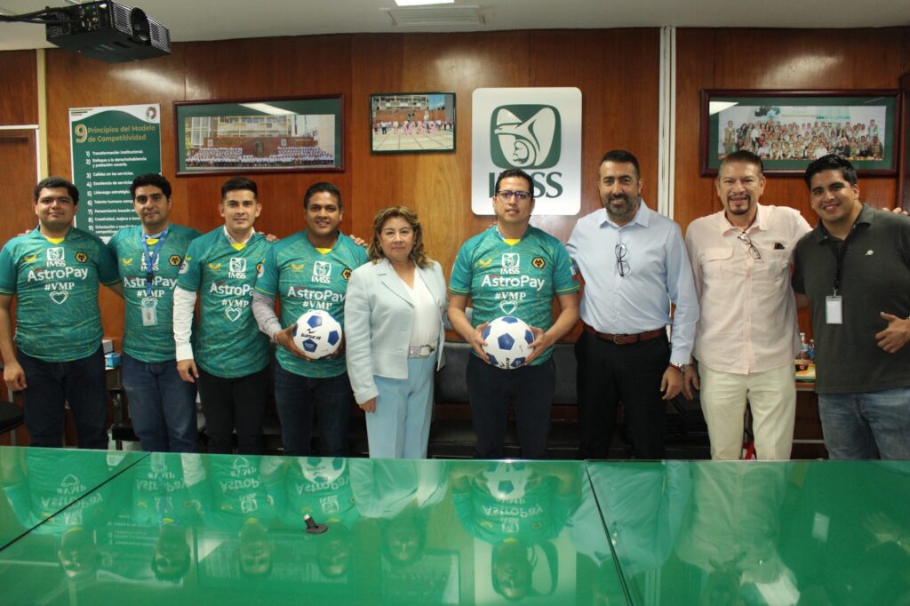 Entrega IMSS material deportivo a equipo oficial de futbol en Guerrero
