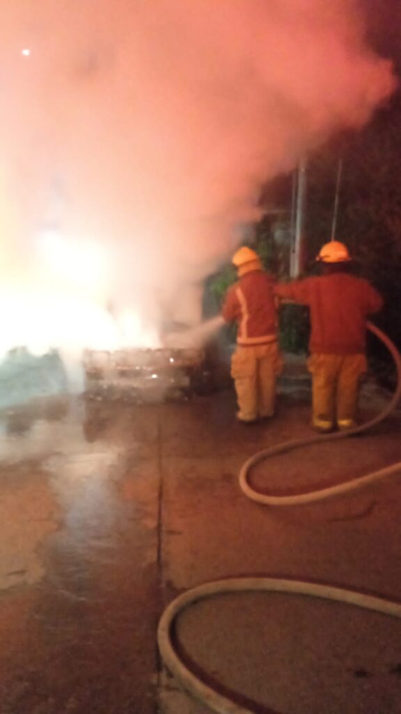 Se incendia auto en la colonia Las Mesas
