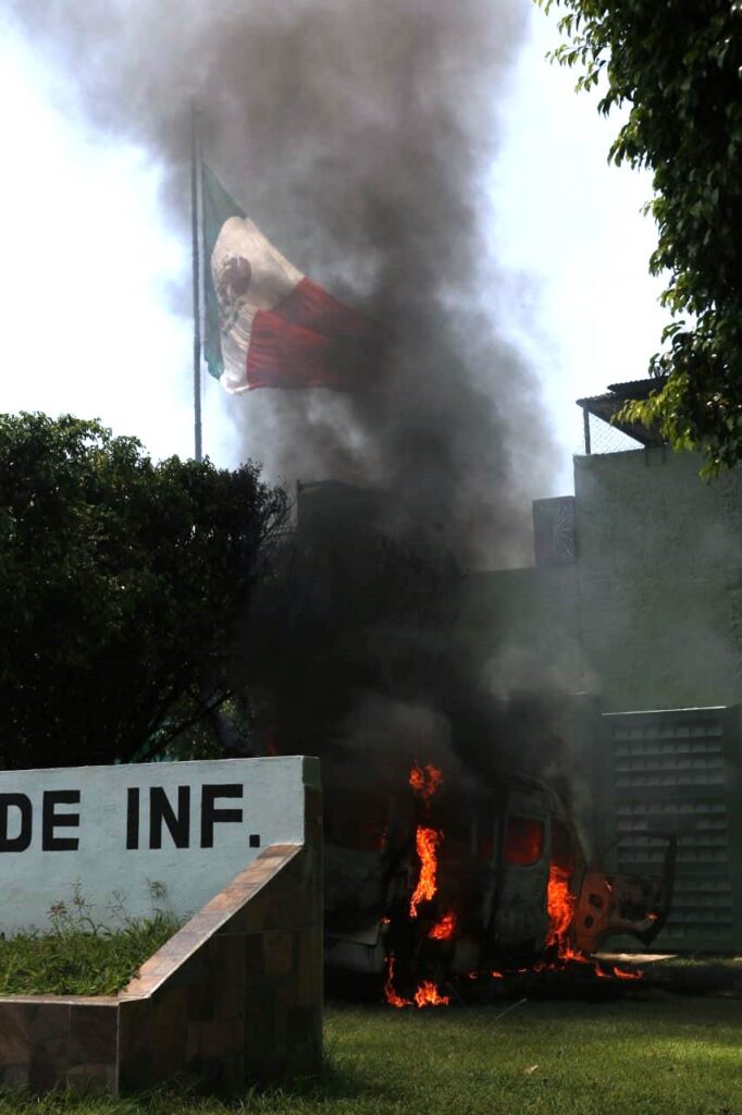 Atacan normalistas de Ayotzinapa el 27 Batallón; militares lanzan gas lacrimógeno
