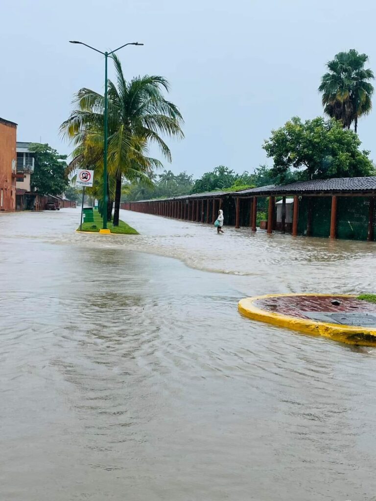 El Huracán Lidia se degrada a baja presión remanente, provocando inundaciones en Zihuatanejo
