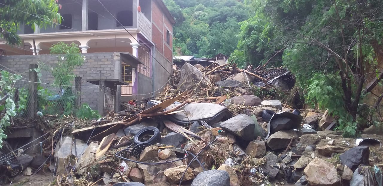 Piden la demolición de piedras que ponen en riesgo a colonos en Tecpan